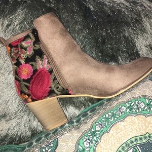 BRAND NEW 🌸 COMES IN TISSUE AND BAG STILL!